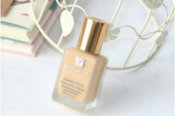 雅诗兰黛沁水适合混油吗 混油适合什么粉底液 雅诗兰黛沁水适合混油吗 混油适合什么粉底液