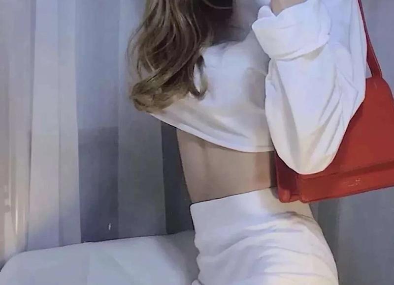  老婆最近总是去酒吧，和一个男人很亲密，是不是出轨了