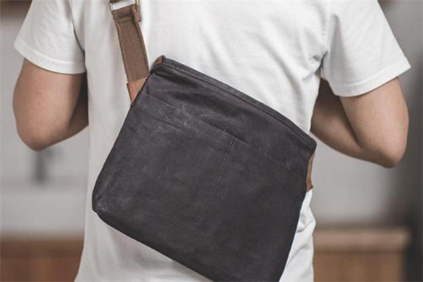 男生上班背什么包好看 男生上班适合背什么包