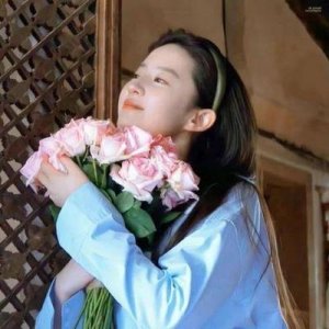 ​刘亦菲捧花头像走红，出道20年颜值巅峰，无尴尬期