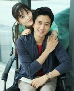 ​彭冠英已结婚，妻子为某知名演员他曾与家人一同拍摄过温馨的家庭照