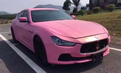 ​美女开粉色玛莎拉蒂出街，看的车牌没人看车了：有实力的女车主