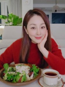 ​吴娜拉新剧变羽毛球教练 48岁未婚享受恋爱 颜值回春逆龄生长