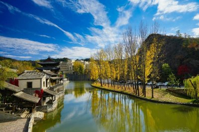 ​古北水镇位于北京市密云区古北口镇，背靠中国最美的司马台长城