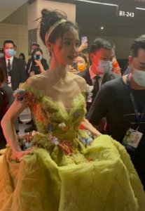 ​众女星受邀出席慈善夜，baby罕露事业线，杨幂中途换薄纱裙秀美腿