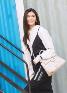 ​永不过时的活力穿搭！这六种卫衣和裙子搭配，让你时髦且具女人味