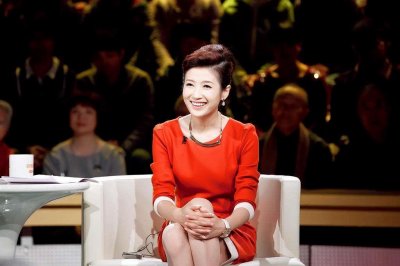 ​人生赢家春妮：北京卫视当家花旦，40岁嫁央视国脸，高龄产子