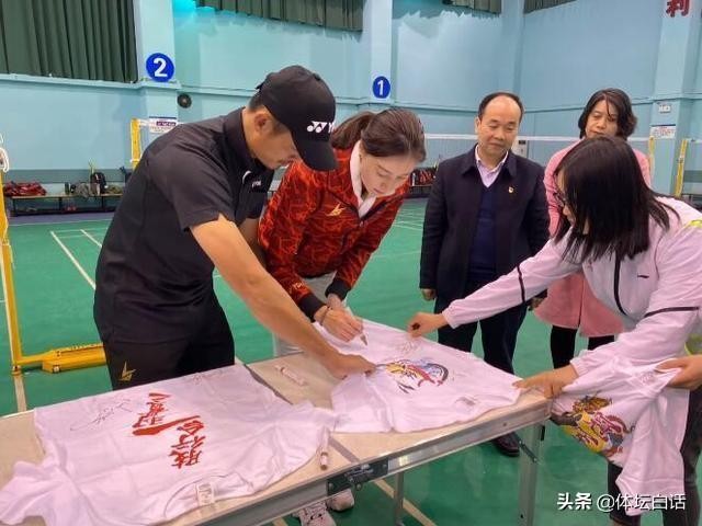 恩爱!37岁林丹退役后成为谢杏芳下属,一起做活动举止亲密