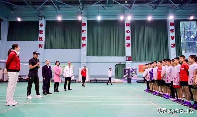 恩爱!37岁林丹退役后成为谢杏芳下属,一起做活动举止亲密