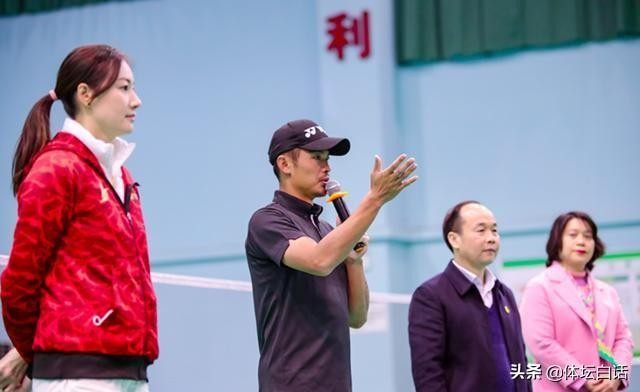 恩爱!37岁林丹退役后成为谢杏芳下属,一起做活动举止亲密