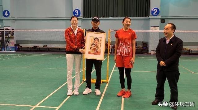 恩爱!37岁林丹退役后成为谢杏芳下属,一起做活动举止亲密