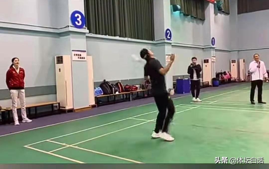 恩爱!37岁林丹退役后成为谢杏芳下属,一起做活动举止亲密