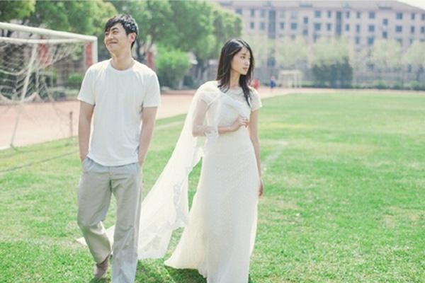 朱亚文和老婆婚纱照(朱亚文老婆孕肚凸起发福变样)(9)