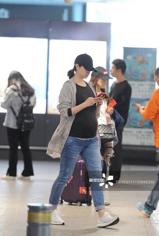 朱亚文和老婆婚纱照(朱亚文老婆孕肚凸起发福变样)(4)