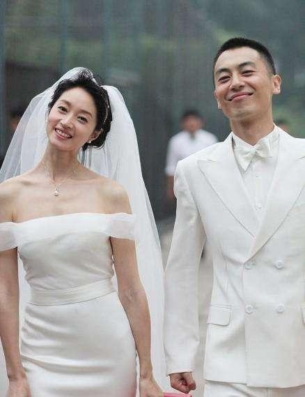 朱亚文和老婆婚纱照(朱亚文老婆孕肚凸起发福变样)(8)