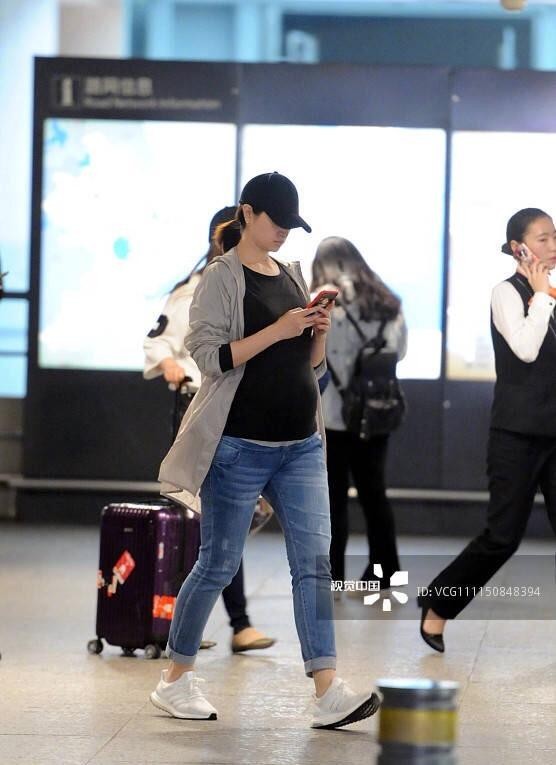 朱亚文和老婆婚纱照(朱亚文老婆孕肚凸起发福变样)(3)