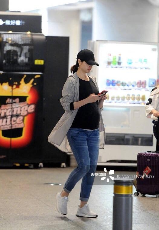 朱亚文和老婆婚纱照(朱亚文老婆孕肚凸起发福变样)(5)