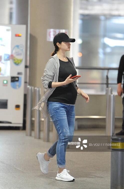 朱亚文和老婆婚纱照(朱亚文老婆孕肚凸起发福变样)(6)