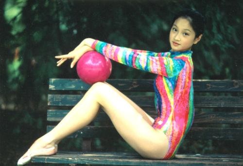 朱亚文和老婆婚纱照(朱亚文老婆孕肚凸起发福变样)(11)