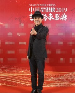 ​55岁范明近照曝光！对大6岁总裁老婆一见钟情，结婚22年恩爱至今