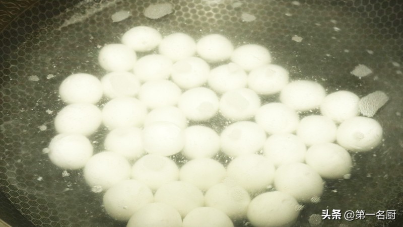 汤圆是冷水煮还是热水煮(煮汤圆是用凉水还是热水?)