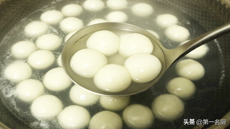 汤圆是冷水煮还是热水煮(煮汤圆是用凉水还是热水?)