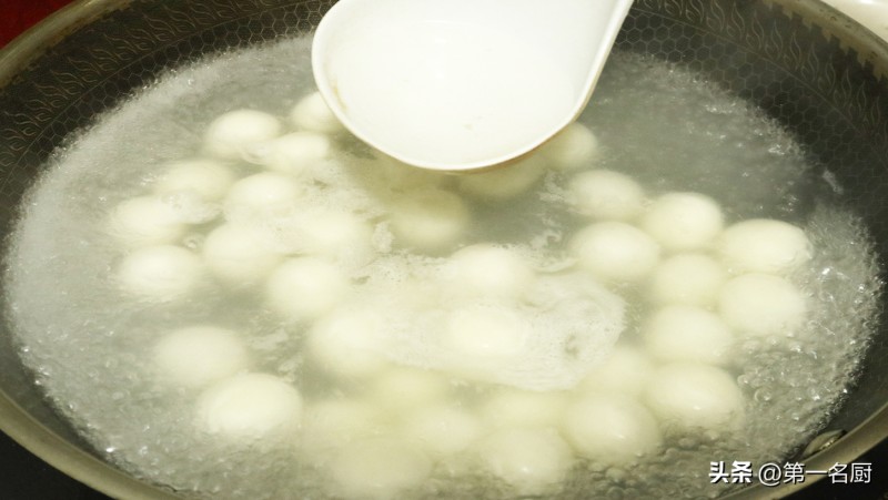 汤圆是冷水煮还是热水煮(煮汤圆是用凉水还是热水?)