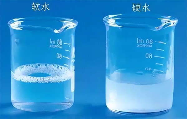 硬水加入肥皂水的现象(用肥皂水鉴别软水和硬水)