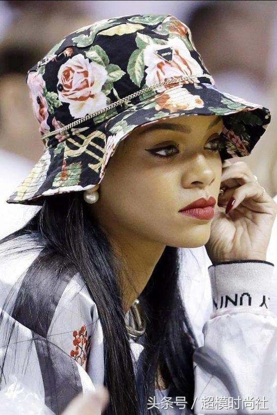 明星们的服装搭配(明星出行必备皇室成员最爱)(13)