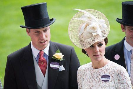 明星们的服装搭配(明星出行必备皇室成员最爱)(9)