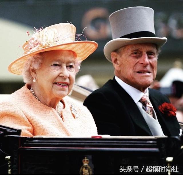 明星们的服装搭配(明星出行必备皇室成员最爱)(7)