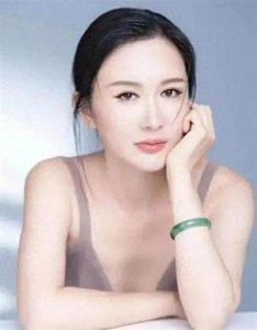 ​中国导演张纪中的妻子：杜星霖的人生轨迹