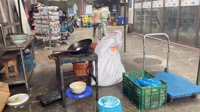​污水横流、厨子赤膊！餐饮广场内这一幕看吐外卖小哥：真的不敢吃