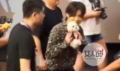 ​鹿晗被扔衣服图片曝光，鹿晗为什么被扔衣服背后原因令人震惊