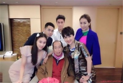 ​何鸿燊玩过的女明星 年轻有包养过利智真的吗