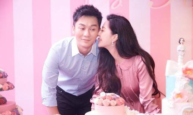 李晨成功求婚范冰冰，为其戴上求婚钻戒，2年恋情终于修成正果