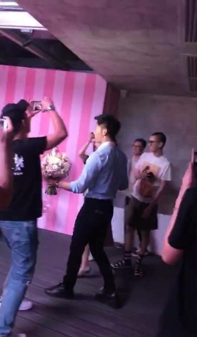 李晨成功求婚范冰冰，为其戴上求婚钻戒，2年恋情终于修成正果