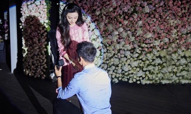 李晨成功求婚范冰冰，为其戴上求婚钻戒，2年恋情终于修成正果