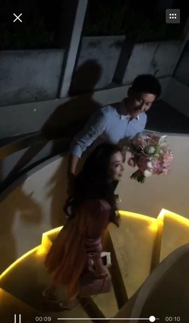 李晨成功求婚范冰冰，为其戴上求婚钻戒，2年恋情终于修成正果