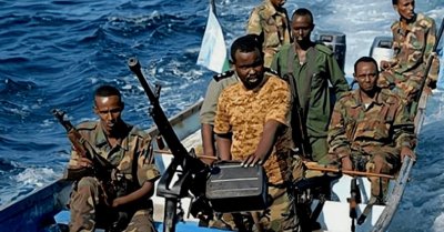 ​2009年索马里海盗拦截中国船只，不料发现有海军，海盗瞬间愣住了