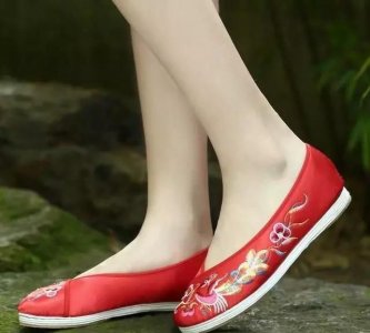 ​屈原为什么跳河自尽，古人投河自尽，为什么要在跳河之前，把鞋子脱下来呢？