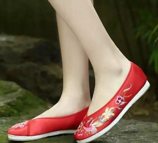 屈原为什么跳河自尽，古人投河自尽，为什么要在跳河之前，把鞋子脱下来呢？图1