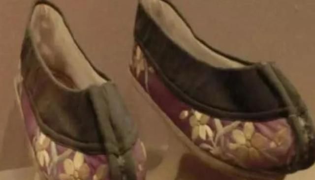 屈原为什么跳河自尽，古人投河自尽，为什么要在跳河之前，把鞋子脱下来呢？图4