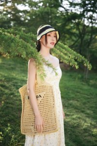 ​袁姗姗穿碎花裙温柔恬静 歪头甜笑暖人心