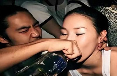 ​在娱乐圈，陪睡陪玩只是冰山一角？明星们是一厢情愿还是身不由己