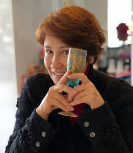 ​李玟离世快满 5 个月，甄妮想卖掉昔日收藏的古董做慈善