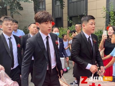 ​邓伦伴郎专业户什么梗，邓伦当了多少次伴郎