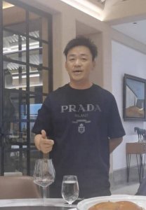 ​王宝强与好友欢聚十分尽兴 表演唱戏声情并茂