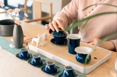 ​为什么说“酒满敬人，茶满欺人”？这句古话可有道理？了解后不亏