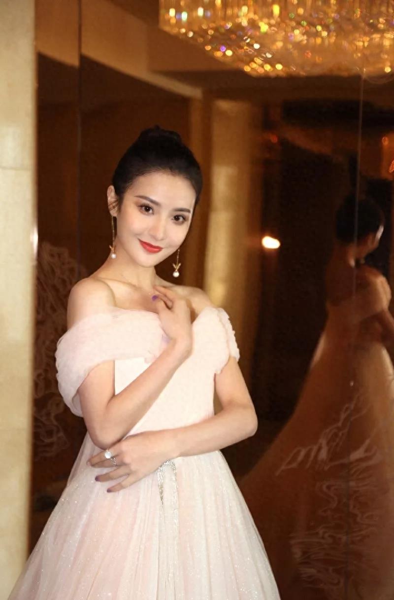 赖雨濛手机壁纸图片照片合集,可可爱爱的仙女小姐姐来啦